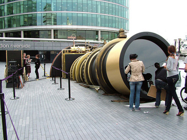 Crowds surrond the Telectroscope in London